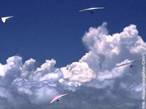 Drachenflieger ber den Wolken